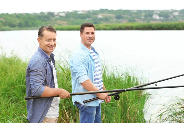 Horgászási lehetőség partról a folyó férfiak — Stock Fotó