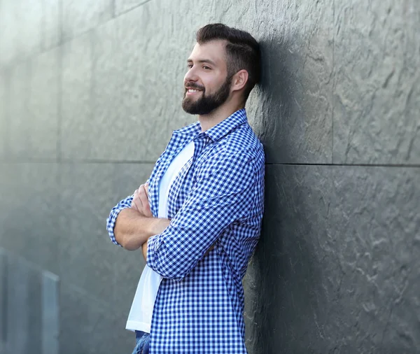 Hombre guapo en ropa casual —  Fotos de Stock