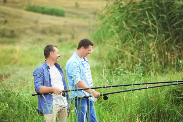 Los hombres que pescan desde la orilla en río — Foto de Stock