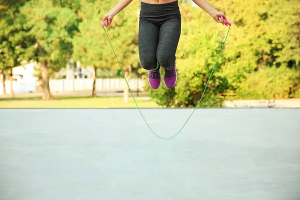 Молода спортивна жінка стрибає мотузкою — стокове фото