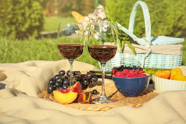 Vasos de vino y frutas para picnic —  Fotos de Stock