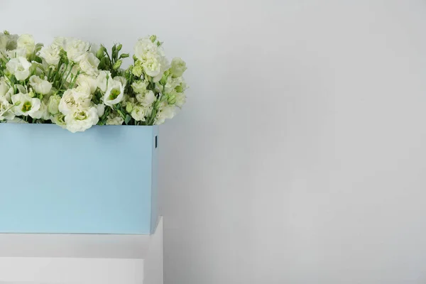 Красивые цветы в бумажной коробке — стоковое фото