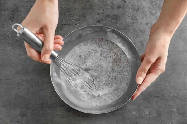 Femme faisant du pudding aux graines de chia — Photo