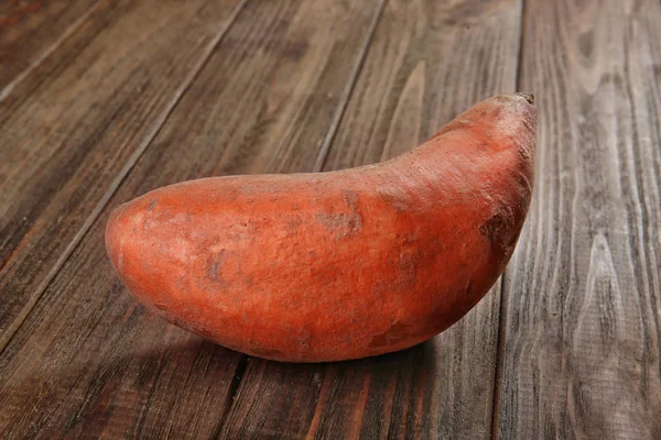 木制背景的熟红薯 — 图库照片