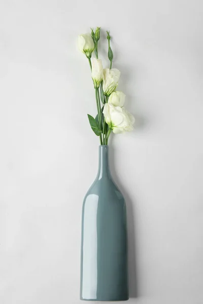 Vaso com flores bonitas — Fotografia de Stock