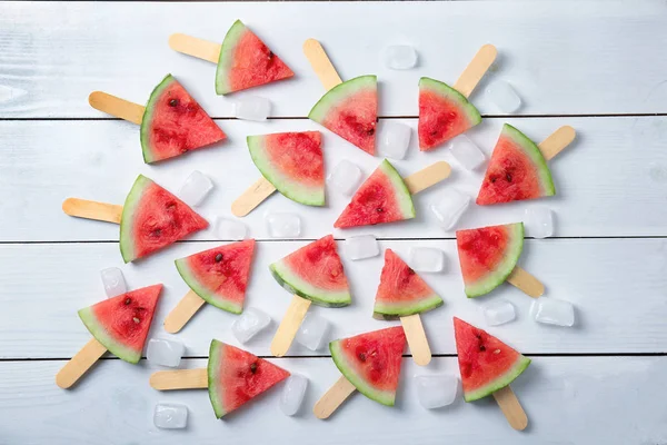 Scheiben reife Wassermelone Farbe Holz Hintergrund — Stockfoto