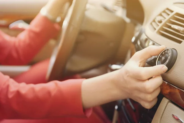 Empresaria ajustando sistema de climatización en coche — Foto de Stock