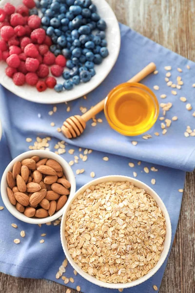 Komposisi dengan serpih oatmeal, almond, madu dan berry — Stok Foto