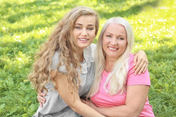 Young woman and her mother together in park — Stock Photo, Image