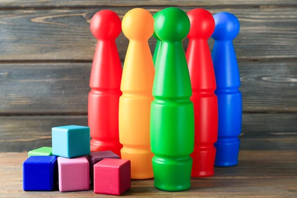 Alfinetes e cubos de boliche coloridos — Fotografia de Stock