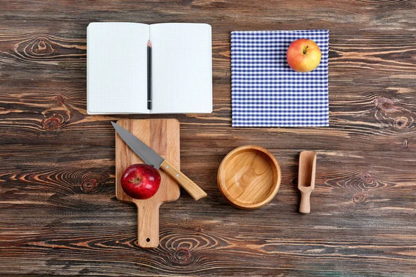 Composizione con asciugamani e utensili da cucina — Foto Stock