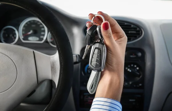 Woman with key in car — Stock Photo, Image
