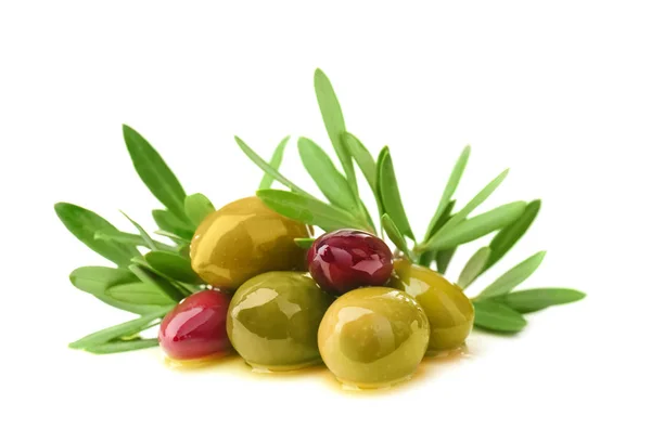 Olive in scatola con foglie su fondo bianco — Foto Stock