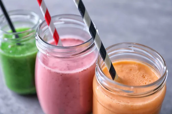 Kleurrijke lekkere smoothies — Stockfoto