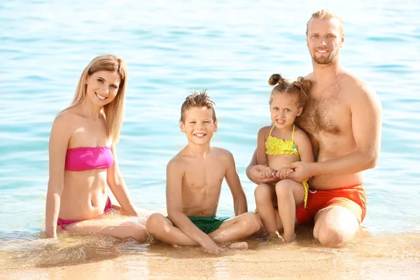 Ευτυχισμένη οικογένεια στηρίζεται στη θάλασσα resort — Φωτογραφία Αρχείου