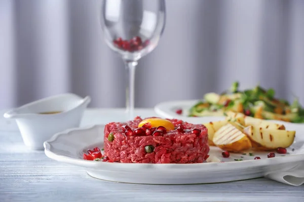 Delicioso tártaro de filete con yema y semillas de granada — Foto de Stock