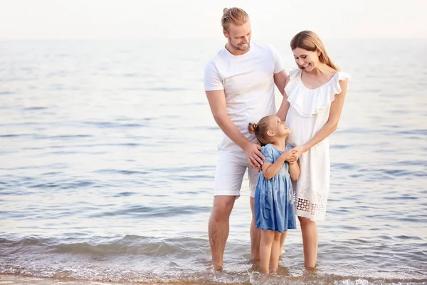 Szczęśliwa rodzina na plaży morskiej w kurorcie — Zdjęcie stockowe