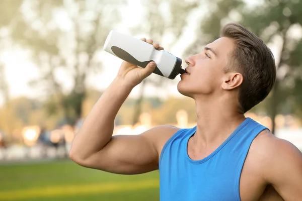 Sportlicher junger Mann — Stockfoto