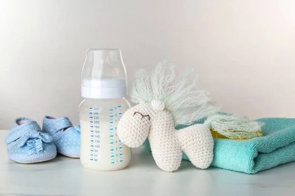 Fütterung Flasche Babymilch Formel — Stockfoto