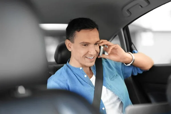 Мужчина разговаривает по телефону в машине — стоковое фото