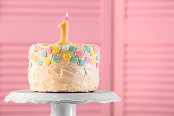 Ciasto z świeca na urodziny — Zdjęcie stockowe
