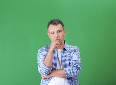 Rahat kıyafetler içinde olgun adam