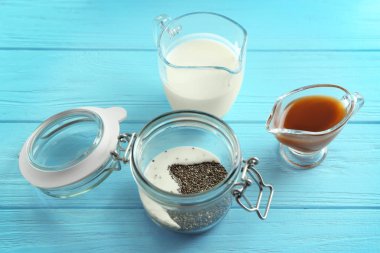 Chia tohum pudingle için malzemeler