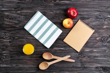 Havlu ve mutfak gereçleri ile kompozisyon 