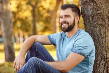 Yeşil park yakışıklı adam