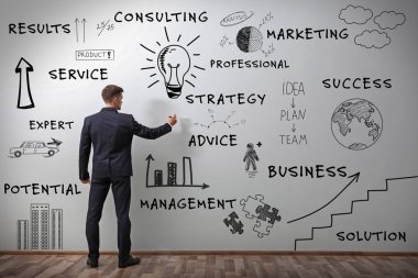 İş planı üzerinde çalışan genç adam. Danışmanlık ve konsept