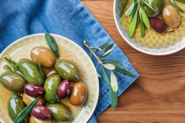 Plaka konserve zeytin ile 