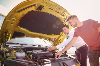 Satıcı gösteren yeni bir araba 