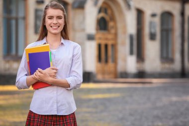 Genç kız öğrenci üniversite Binası yakınındaki