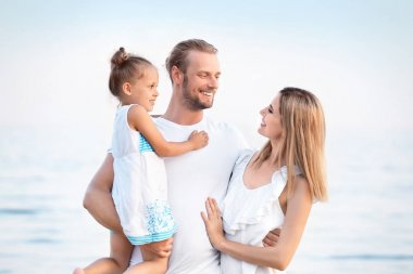 Tatil köyünde mutlu bir aile.