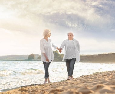 mutlu bir son sınıf çift Sahilde yürüyüş