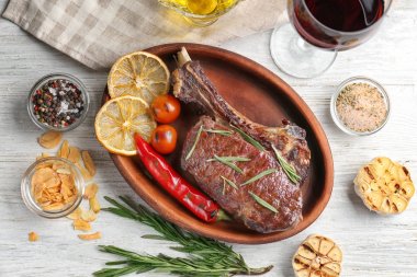 Plaka ile lezzetli ızgara biftek