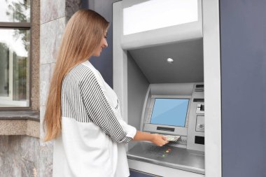 Para açık havada para alarak kadın