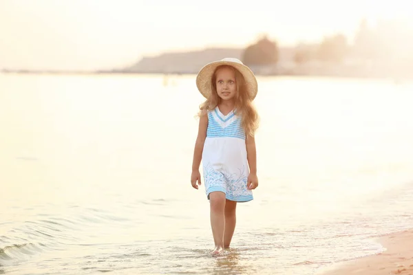 Cute Little Girl Plaży Morskiej — Zdjęcie stockowe