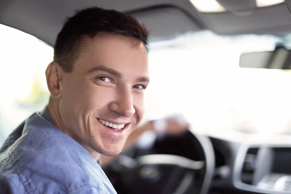 차를 운전 하는 행복 한 사람 — 스톡 사진