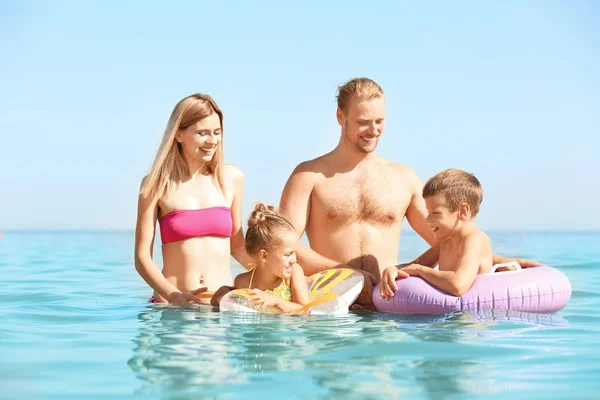 Щаслива родина відпочиває на морському курорті — стокове фото