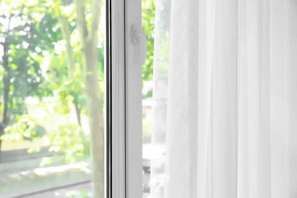 Fenster mit schönem Vorhang, innen — Stockfoto