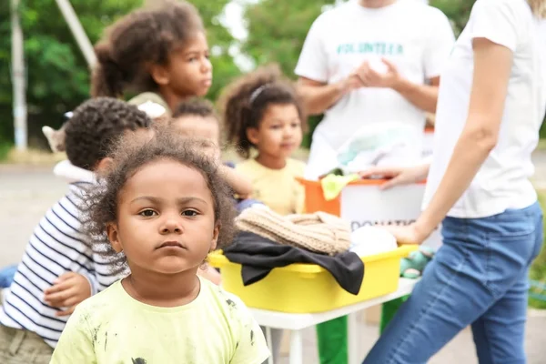 Pobre chica africana al aire libre — Foto de Stock