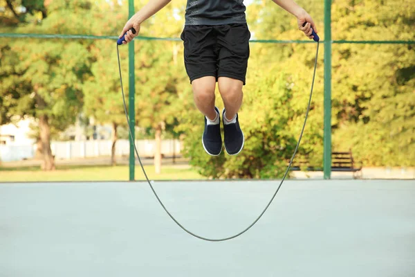 年轻男子跳绳 — 图库照片