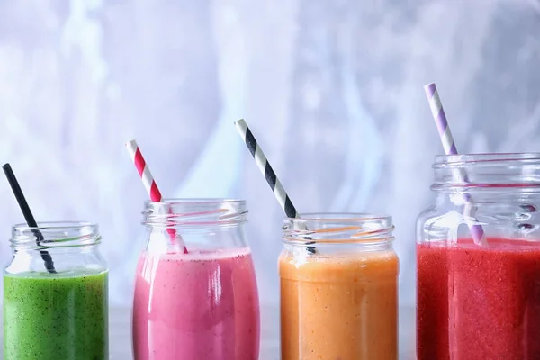 Kleurrijke lekkere smoothies — Stockfoto