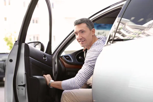 Man getting out of car — Stock Photo, Image