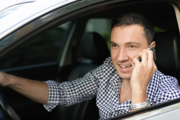 Мужчина разговаривает по телефону в машине — стоковое фото