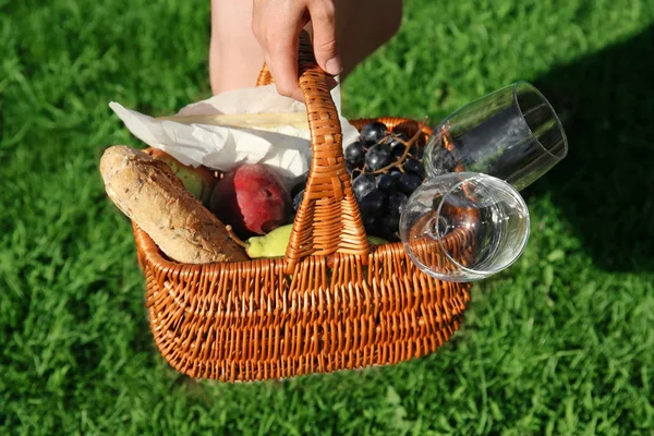 Weidenkorb mit Picknicksachen — Stockfoto