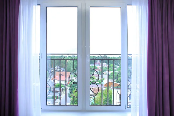 Ventana con hermosas cortinas blancas — Foto de Stock