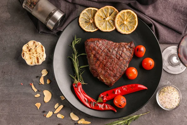 Plaat met lekkere biefstuk — Stockfoto