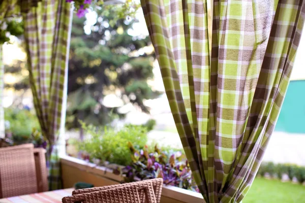 Café ao ar livre com cortinas — Fotografia de Stock